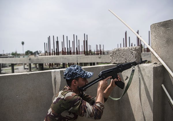 Binh sĩ Iraq ngắm bắn các tay súng IS. Ảnh: FNA.
