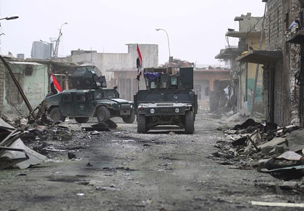 Xe quân sự của quân đội Iraq đi qua một con đường ở thành phố Mosul. Ảnh: FNA.