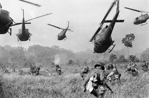 7. Chiến tranh tại Việt Nam (1965-1975): Mỹ bắt đầu cuộc không kích vào năm 1966, có tới 190.000 lính Mỹ ở Việt Nam. Số lính Mỹ đã lên đến con số 500.000 người vào đầu năm 1968. Đến tận năm 1975 thì Mỹ rút khỏi Việt Nam. Theo ước tính thì số tiền mà Mỹ chi cho trận chiến này lên tới 173 tỉ đô la, tương đương với 1,1 nghìn tỷ đô la theo giá hiện nay. Không chỉ có tiền tệ mà số lượng người bị thương vong cũng nhiều không kể xiết.