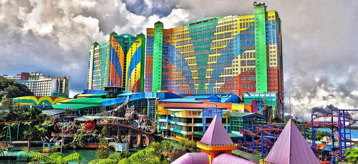 Malaysia sở hữu nhiều cái nhất trên thế giới. Nước này có hệ thống đường cao tốc dài nhất thế giới, với tổng chiều dài là 65.877 km; Vòng xuyến lớn nhất - Persiaran Sultan Salahuddin Abdul Aziz Shah - ở Putrajaya với đường kính khoảng 3,5 km. Năm 2015, sách Kỷ lục Guinness công nhận Genting’s First World Hotel ở Malaysia là khách sạn lớn nhất thế giới. Ảnh: The Richest.