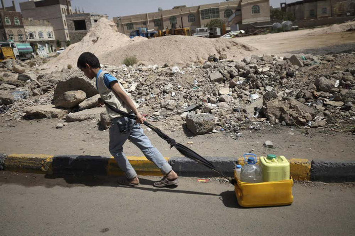 Người dân ở đất nước Yemen đối mặt với cuộc khủng hoảng nhân đạo nghiêm trọng do thiếu lương thực, nước uống, điều kiện vệ sinh không đảm bảo,...