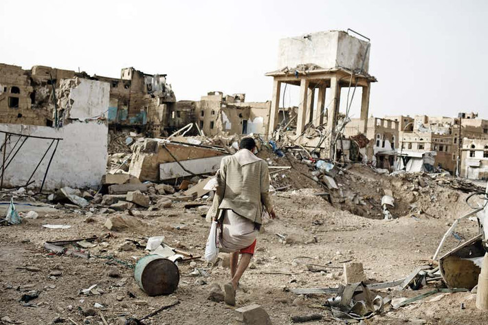 Nhiều thành phố đã bị phá hủy hoàn toàn trong cuộc nội chiến ở Yemen. Thủ đô Sanaa cũng bị hư hại nặng nề trong chiến tranh và hai triệu người đang phải tìm chỗ ở mới để lánh nạn. Tại Al Hudaydah, thành phố lớn thứ tư ở Yemen cũng nằm dưới sự kiểm soát của lực lượng nổi dậy Houthi, nhiều dân thường vô tội thiệt mạng do các vụ không kích của liên quân Arập. Ảnh The Richest