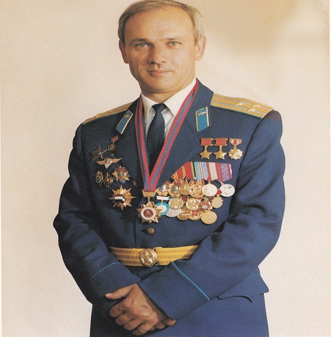 Còn đây là phi hành gia Vladimir Dzhanibekov (74 tuổi), người từng hai lần bay vào vũ trụ. Chuyến bay vào vũ trụ đầu tiên của ông được thực hiện trên tàu Salyut 6. Ảnh: ER.