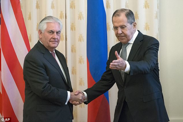 Được biết, chuyến thăm của Ngoại trưởng Mỹ Tillerson diễn ra trong bối cảnh quan hệ giữa Moscow và Washington trở nên căng thẳng sau vụ Mỹ không kích căn cứ quân sự Shayrat của Syria vào rạng sáng ngày 7/4. Ảnh: AP.