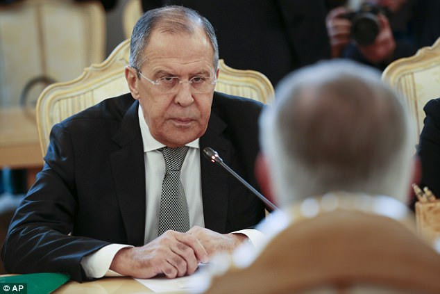 Ông Lavrov lắng nghe ông Tillerson phát biểu trong cuộc họp. Vị quan chức ngoại giao Nga muốn biết “ý định thực sự” của Mỹ. Ảnh: AP.