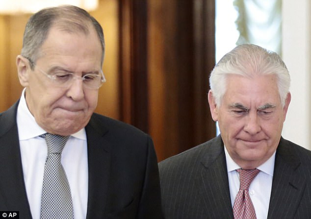 Ngoại trưởng Nga Sergey Lavrov và Ngoại trưởng Mỹ Tillerson đi qua một lối hành lang trước khi thảo luận về cuộc khủng hoảng ở Syria. Ảnh: AP.