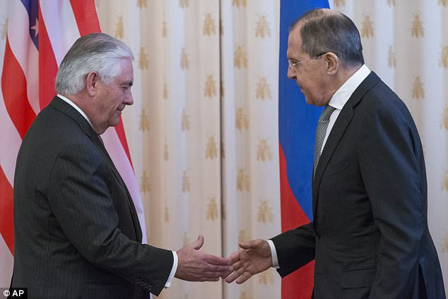 Ngày 12/4, Ngoại trưởng Nga Sergey Lavrov (phải) đã có cuộc hội đàm với người đồng cấp Mỹ Rex Tillerson để thảo luận về nhiều “điểm nóng” trên thế giới, trong đó có vấn đề Syria. Ảnh: AP.