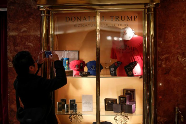 Một số vật dụng thuộc bộ sưu tập Donald J Trump Signature Collection được bày bán trong tòa tháp.