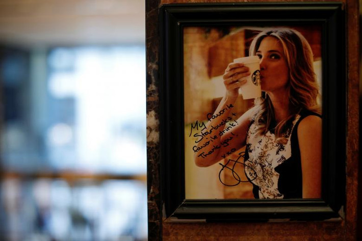 Bức ảnh Ivanka Trump, con gái của Tổng thống Mỹ Donald Trump, được treo trong một quán cà phê Starbucks ở tòa tháp.