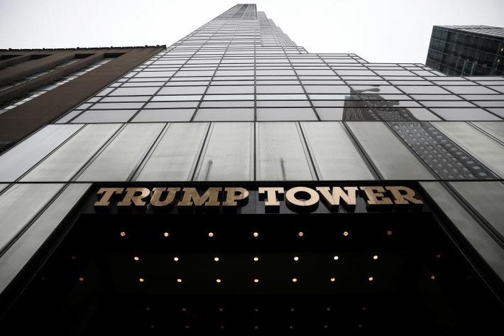 Bề mặt phía Tây của Tháp Trump trên Đại lộ 5.