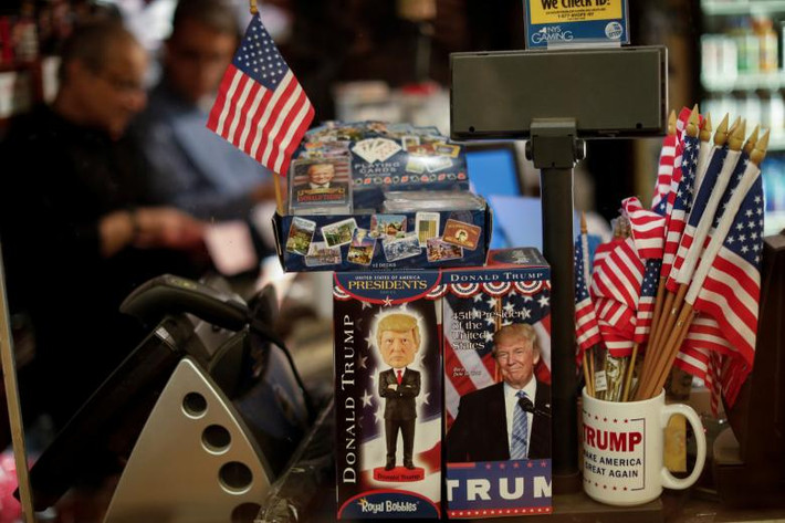 Một cửa hàng quà tặng ở Tháp Trump.