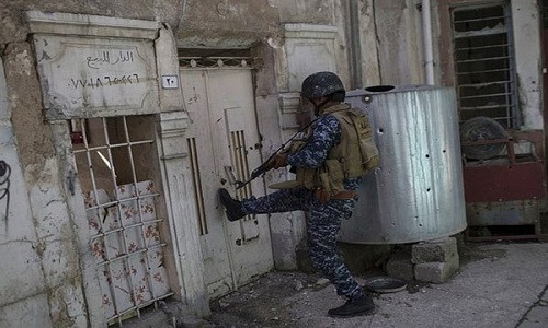 Các lực lượng an ninh Iraq lục soát từng nhà để truy bắt những chiến binh IS còn ẩn náu tại khu dân cư mới được giải phóng ở Tây Mosul.