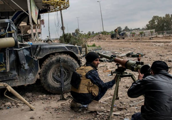Lực lượng Iraq cũng rà phá bom mìn mà các tay súng IS đã cài cắm trong khu vực này.