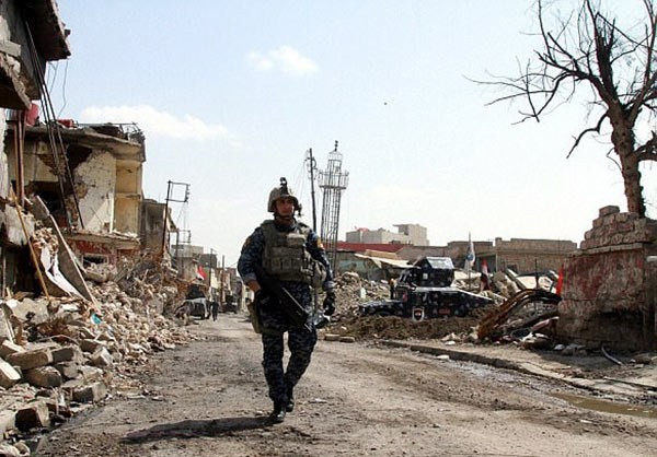 Cảnh sát Iraq tuần tra trên đường phố ở Tây Mosul.