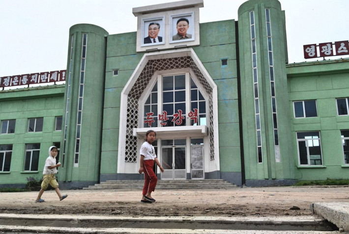 Bức chân dung của cố lãnh tụ Kim Il-sung và cố Chủ tịch Kim Jong-il được treo phía trước nhà ga Tumangang ở Triều Tiên.