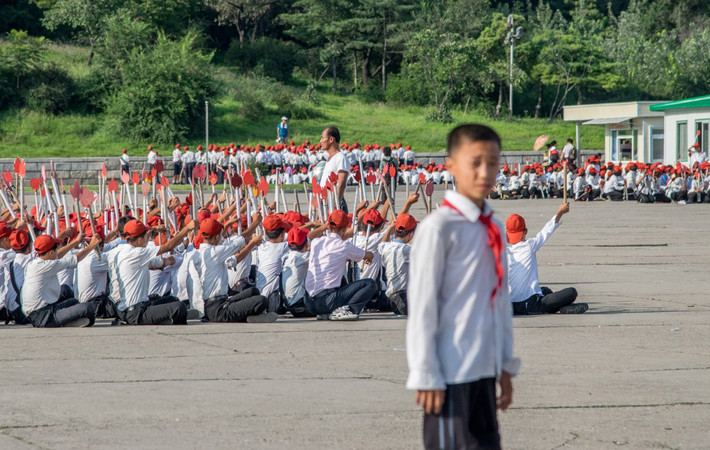 Các em học sinh tập luyện để chuẩn bị cho buổi lễ kỷ niệm 70 năm ngày thành lập Đảng Lao động Triều Tiên.