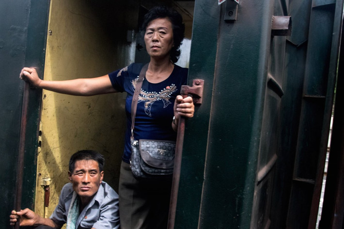“Một cảnh sát và binh sĩ Triều Tiên đã chặn tôi lại và kiểm tra điện thoại của tôi. Tôi đã giấu hầu hết các bức ảnh chụp được nhưng một vài ảnh vẫn bị xóa”, Chu kể lại.