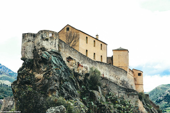 Thị trấn pháo đài Corte “tọa lạc” trên ngọn núi ở Corsica.
