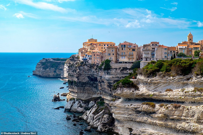 Thị trấn lịch sử Bonifacio ở Corsica nằm ngay trên núi đá vôi.