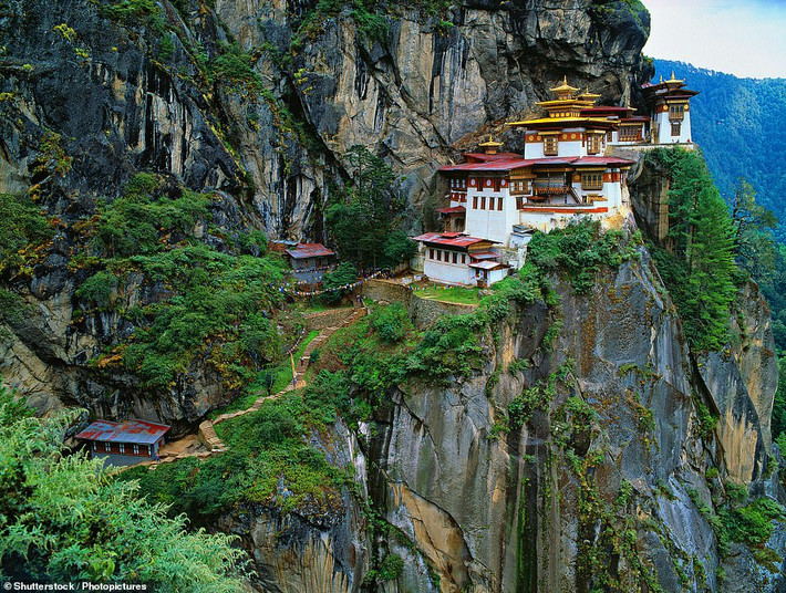 Ngôi đền Paro Taktsang trên dãy Himalaya ở Bhutan được xây dựng từ năm 1692 nhưng đã bị phá hủy trong một trận hỏa hoạn năm 1998. Sau đó, chính phủ Bhutan đã cho trùng tu ngôi đền này.