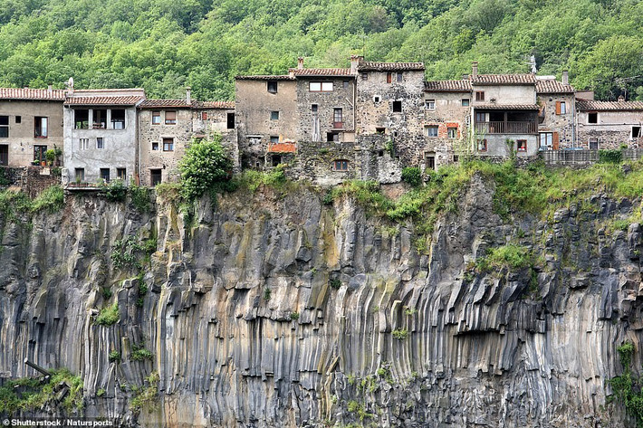 Ngôi làng thời trung cổ Castellfollit de la Roca tuyệt đẹp được xây dựng trên cột đá bazan ở Đông Bắc Tây Ban Nha.