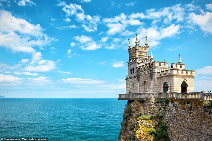 Lâu đài Swallow's Nest nằm trên vách núi đá Aurora ở Crimea được xây dựng vào năm 1911. Nơi này hiện mở cửa cho du khách tham quan và còn có một nhà hàng Italy.