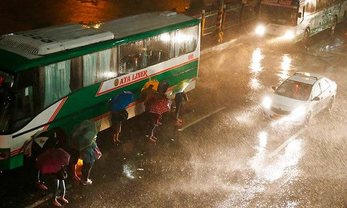 Giới chức Philippines cho biết, hàng triệu người đang sinh sống tại những khu vực được dự báo nằm trên đường đi của bão Mangkhut có sức gió mạnh 205 km/h, giật đến 285 km/h. Ảnh: AP.
