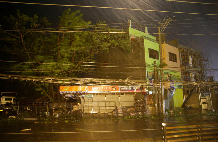 Mangkhut là cơn bão thứ 15 và là cơn bão mạnh nhất đổ bộ vào Philippines trong năm nay. Dự kiến, bão Mangkhut sẽ vượt qua đảo Luzon của Philippines sáng 15/9 và hướng về phía Hong Kong (Trung Quốc). Ảnh: AP.