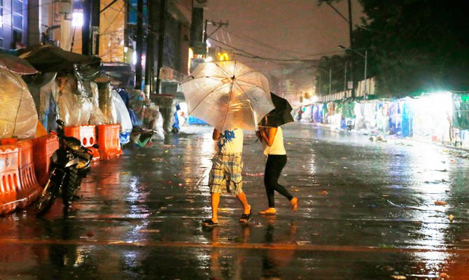 Giới chức Philippines cũng phát đi cảnh báo lũ lụt và sạt lở đất có thể xảy ra khi bão Mangkhut đổ bộ vào đảo Luzon sáng sớm nay. Ảnh: AP.