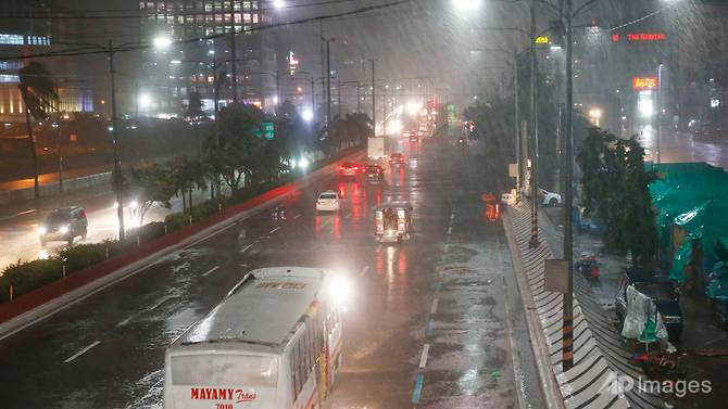 Theo CNA, siêu bão Mangkhut mang theo mưa lớn đã đổ bộ vào đảo Luzon, miền bắc Philippines vào lúc 1h40 sáng 15/9 (giờ địa phương). Được biết, đây là cơn bão mạnh nhất trong năm đổ bộ vào quốc gia Đông Nam Á này. Ảnh chụp tại thủ đô Manila sáng 15/9. Ảnh: AP.