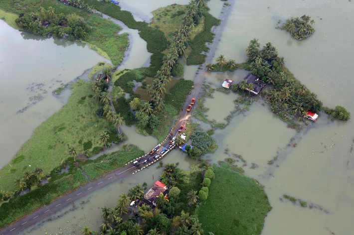 Một khu vực ngập lụt ở bang Kerala, Ấn Độ, trong bức ảnh chụp từ trên cao ngày 19/8. Được biết, hơn 100 người đã thiệt mạng do mưa lũ nghiêm trọng tại bang này.