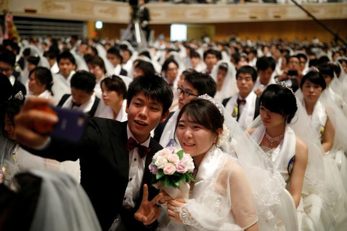 Hàng nghìn cặp đôi là các thành viên của Giáo hội Thống nhất (Unification Church) đến từ khắp nơi trên thế giới đã tổ chức hôn lễ chung tại Trung tâm Hòa bình Thế giới Cheong Shim ở Gapyeong, Hàn Quốc, ngày 27/8.