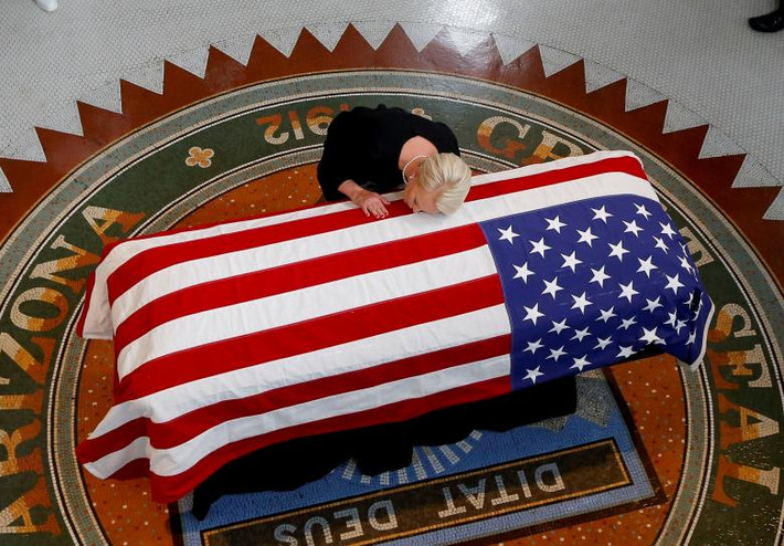 Thượng nghị sĩ John McCain qua đời vào ngày 25/8 tại nhà riêng ở Sedona, bang Arizona, sau hơn một năm chống chọi với căn bệnh ung thư não. Lễ an táng cố Thượng nghị sĩ John McCain đã diễn ra tại Học viện Hải quân Mỹ ở thành phố Annapolis, bang Maryland, hôm 2/9, kết thúc một tuần để tang cố Thượng nghị sĩ.