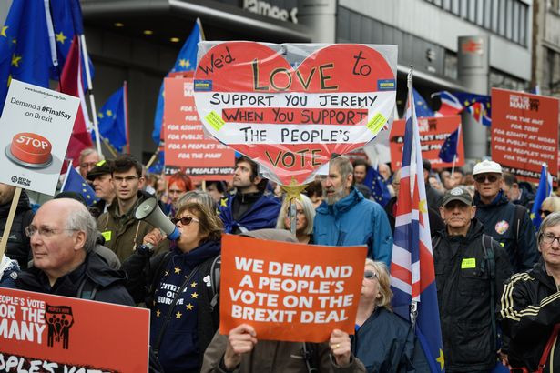 Cuộc tuần hành, do chiến dịch People’s Vote tổ chức, chứng kiến đoàn người diễu hành qua Liverpool và kết thúc tại khu vực gần nơi diễn ra Hội nghị thường niên của Công đảng Anh.