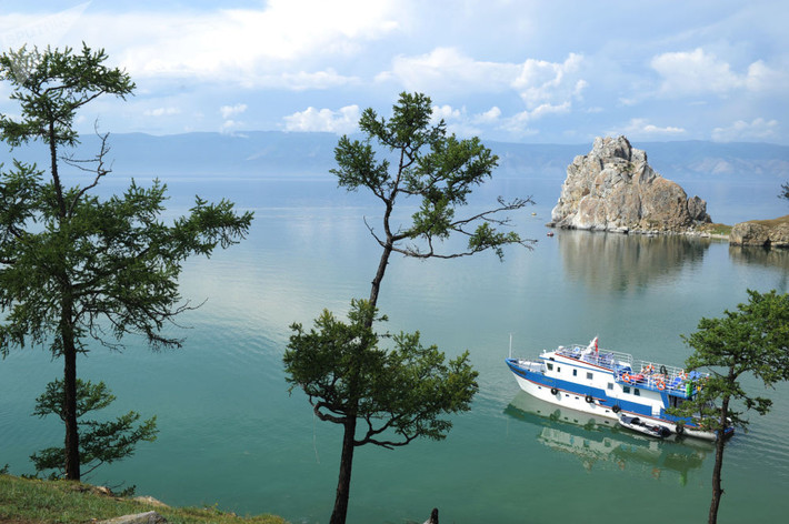Một con tàu chở du khách trên hồ Baikal gần đảo Olkhon.