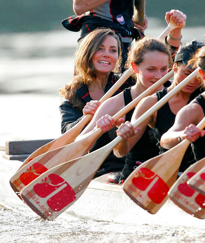 Kate Middleton chèo thuyền cùng đồng đội trên sông Thames năm 2007.