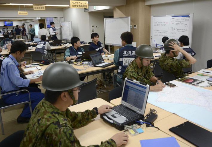 Thủ tướng Shinzo Abe cho biết, 4.000 thành viên của lực lượng phòng vệ đã được huy động để tham gia vào công tác tìm kiếm cứu hộ và con số này có thể tăng lên tới 25 nghìn người. Ảnh: Kyodo.