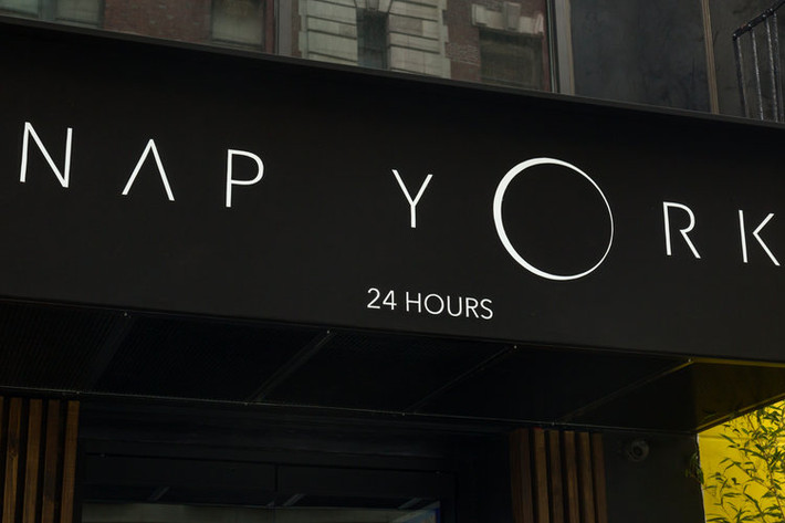 Nap York được ví như “ốc đảo giữa rừng bê tông”, được mở cửa cả ngày lẫn đêm. Kể từ khi khai trương vào tháng 2/2018, Nap York đón khoảng 8.000 người tới đây chợp mắt.