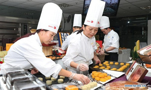 Trong khi đó, một cuộc thi làm bánh trung thu đã được tổ chức tại Thượng Hải, Trung Quốc, hôm 20/9.