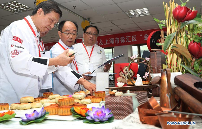 Các giám khảo chấm điểm những chiếc bánh trung thu của các thí sinh tham dự cuộc thi ở Thượng Hải hôm 20/9. Mời độc giả xem thêm video: Không khí đón Trung thu tại các nước Châu Á năm 2014 (Nguồn: VTC14)
