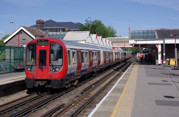 London Underground (Anh) được biết đến là hệ thống tàu điện ngầm lâu đời nhất thế giới khi được đưa vào vận hành từ năm 1863. Hệ thống này bao gồm 270 nhà ga với chiều dài tổng cộng 408 km.