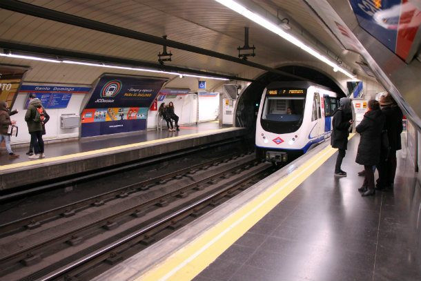 Madrid của Tây Ban Nha là thành phố đông dân thứ 50 trên thế giới nhưng lại có hệ thống tàu điện ngầm dài thứ 8 trên thế giới, với chiều dài hệ thống 293 km cùng 300 nhà ga.