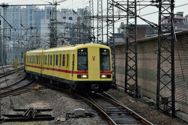 Guangzhou Metro là hệ thống tàu điện ngầm thứ tư được xây dựng ở Trung Quốc và đây là hệ thống tàu điện ngầm bận rộn thứ 6 trên thế giới.