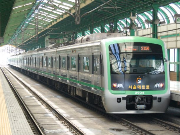 Với lượng khách hơn 8 triệu mỗi ngày, Seoul Metropolitan Subway (Hàn Quốc) được xếp vào một trong những hệ thống tàu điện ngầm bận rộn nhất trên thế giới. Hệ thống Seoul Metropolitan Subway bao gồm 314 nhà ga và có chiều dài tổng cộng 331 km.