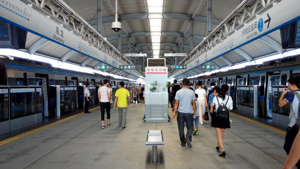 Shenzhen Metro (Trung Quốc) có 137 nhà ga và chiều dài hệ thống tàu điện ngầm này là 178 km.