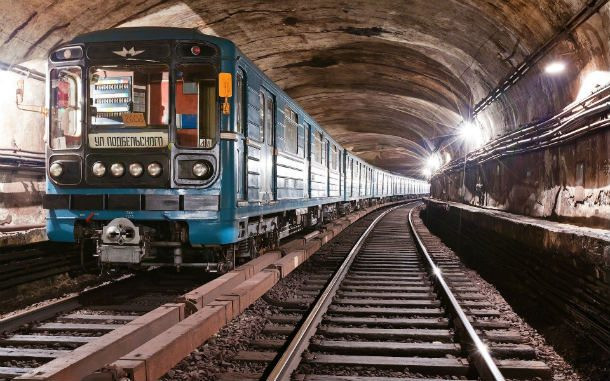 Moscow Underground (Nga) là hệ thống đường sắt đô thị lớn thứ năm thế giới tính theo số người sử dụng. Hệ thống này có tổng chiều dài đường ray 333,4 km và 220 trạm nhà ga, được mệnh danh là "Cung điện ngầm dưới lòng đất".