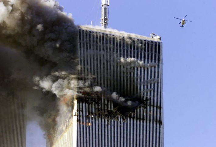 Một chiếc trực thăng bay qua một tòa tháp WTC ở thành phố New York ngày 11/9/2001.