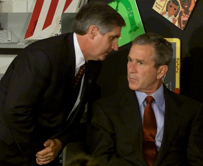 Chánh văn phòng Nhà Trắng Andrew Card thông báo cho Tổng thống Mỹ khi đó là ông George W. Bush sau khi chiếc máy bay thứ hai đâm vào tòa tháp WTC 17 năm trước. Lúc đó, ông Bush đang có chuyến thăm đến Trường Tiểu học Emma E.Booker ở Sarasota, bang Florida.