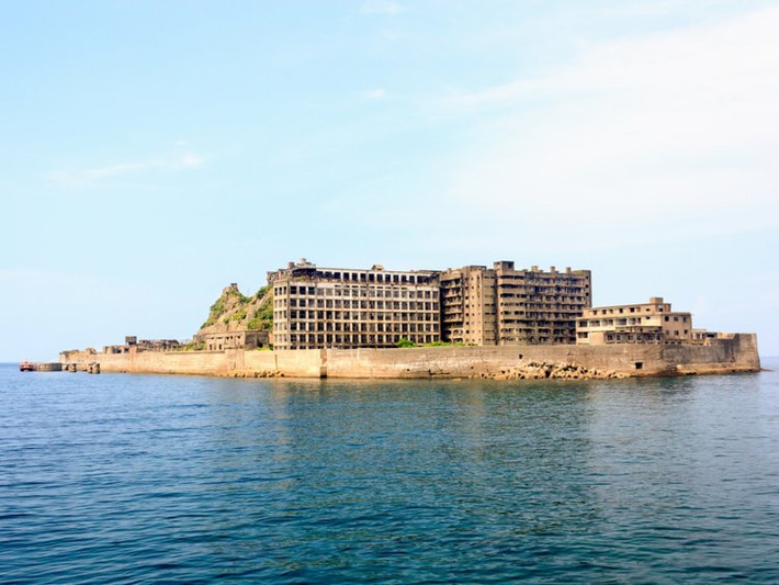 Đảo Hashima ở Nhật Bản từng là một trong những khu vực có mật độ dân số đông nhất thế giới. Nhưng nơi này đã không có ai sinh sống kể từ giữa những năm 1970.