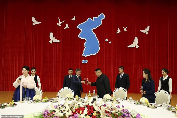 Quang cảnh buổi tiệc tối ông Kim Jong-un và bà Ri Sol-ju dành tiếp đón các vị khách quý từ Hàn Quốc. Ảnh: AFP/Getty.